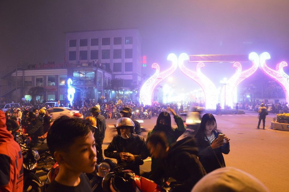 Người dân hào hứng thưởng thức pháo hoa mừng năm mới - 31 Trước đó, hàng ngàn người dân Quảng Bình đã tập trung về cầu Nhật Lệ và công viên Đồng Sơn từ rất sớm để xem bắn pháo hoa đêm giao thừa