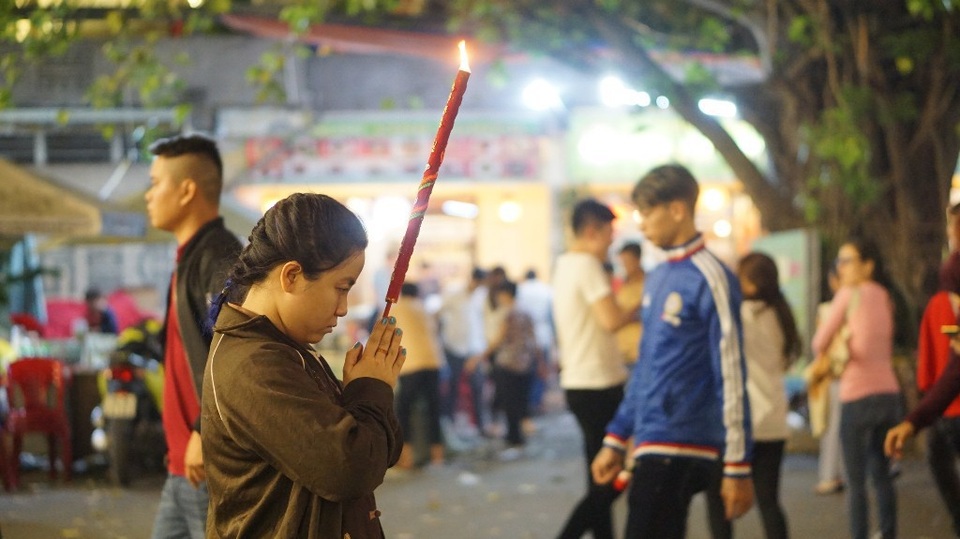 Người dân nô nức đi lễ chùa ngay sau thời khắc giao thừa - 3 Nhiều phật tử xin thỉnh một cây hương lớn và mang từ chùa chạy thẳng về nhà