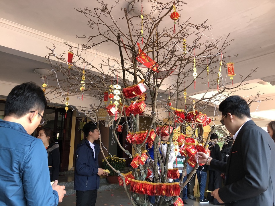 Người dân nô nức đi lễ chùa ngay sau thời khắc giao thừa - 19 Hái lộc chùa với những lời chúc tốt đẹp trong năm mới