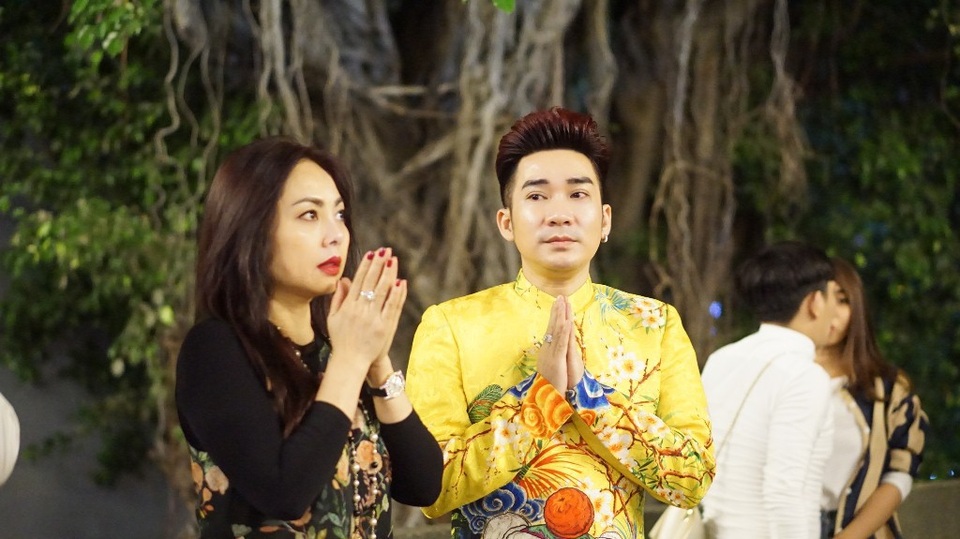 Người dân nô nức đi lễ chùa ngay sau thời khắc giao thừa - 6
Ca sĩ Quang Hà cũng lễ Phật đầu năm cùng gia đình
