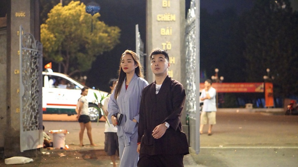 Người dân nô nức đi lễ chùa ngay sau thời khắc giao thừa - 7 Ca sĩ Ưng Hoàng Phúc cùng vợ là cựu người mẫu Kim Cương đến chùa lễ Phật