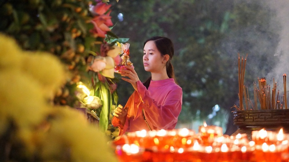Người dân nô nức đi lễ chùa ngay sau thời khắc giao thừa - 8 Dâng lễ dưới chân tượng Quán Thế Âm Bồ Tát