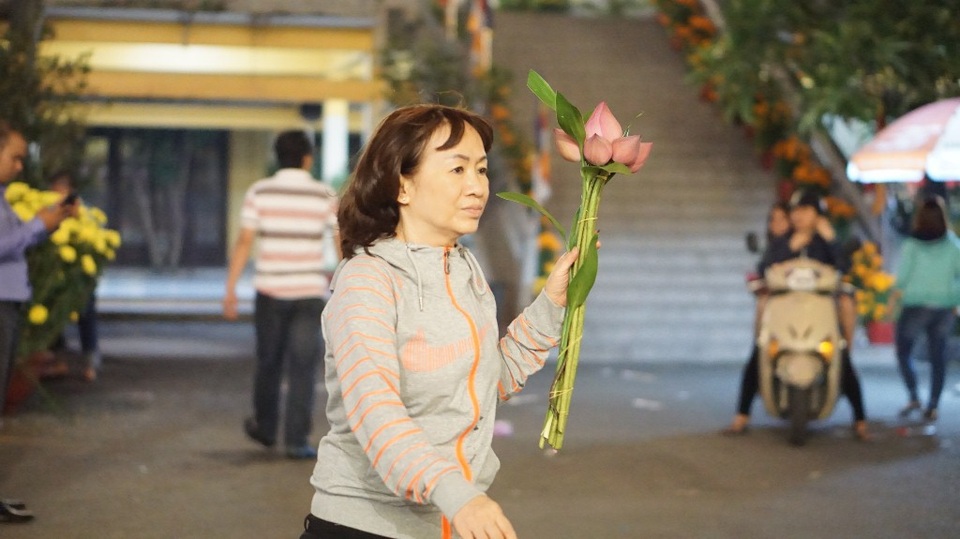 Người dân nô nức đi lễ chùa ngay sau thời khắc giao thừa - 9 Xin lộc về nhà