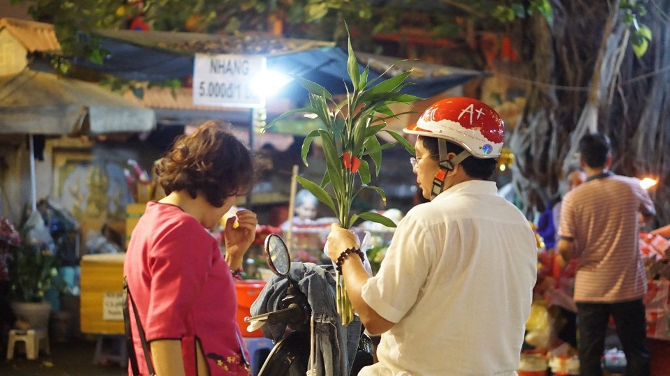 Người dân nô nức đi lễ chùa ngay sau thời khắc giao thừa - 10 Tục xin lộc ngày nay có nhiều thay đổi, văn minh hơn, phật tử mua những cành non rồi dâng lên Tam Bảo xin được chứng minh, ban phúc. Trước kia, tục bẻ cây, hái lộc ngay trong khuôn viên chùa làm ảnh hưởng đến cảnh quan bị phản ánh nhiều nên không còn nữa