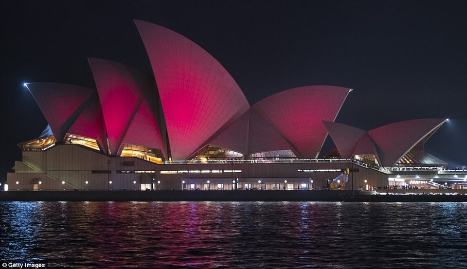 Thế giới tưng bừng đón năm mới Mậu Tuất - 4
Nhà hát Opera Sydney rực sáng trong ánh đỏ - màu tượng trưng cho hạnh phúc và thịnh vượng - để chào đón Tết nguyên đán. (Ảnh: Getty)