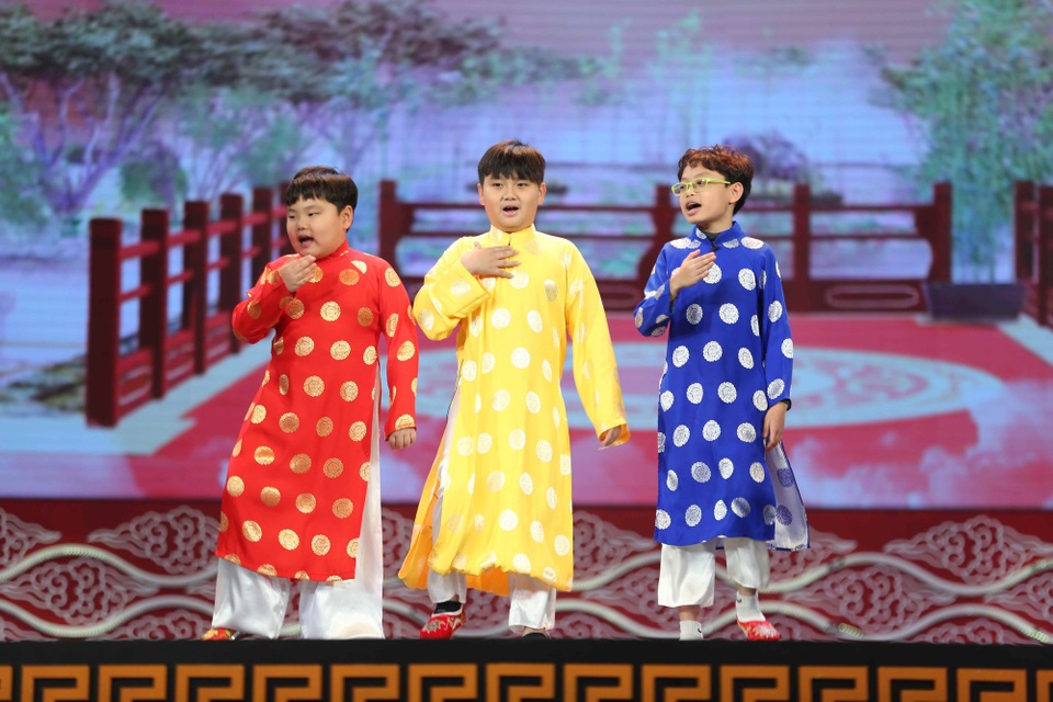Những câu nói khiến khán giả “đứng ngồi không yên” của Táo Quân 2018 - 1 Cầm tiền thì sợ tiền rơi/ Cầm tờ A4 đời đời ấm no