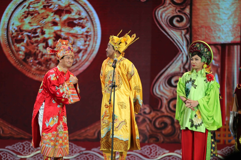 Những câu nói khiến khán giả “đứng ngồi không yên” của Táo Quân 2018 - 3 Vui chơi hoành tráng nhưng phải nhớ tiết kiệm