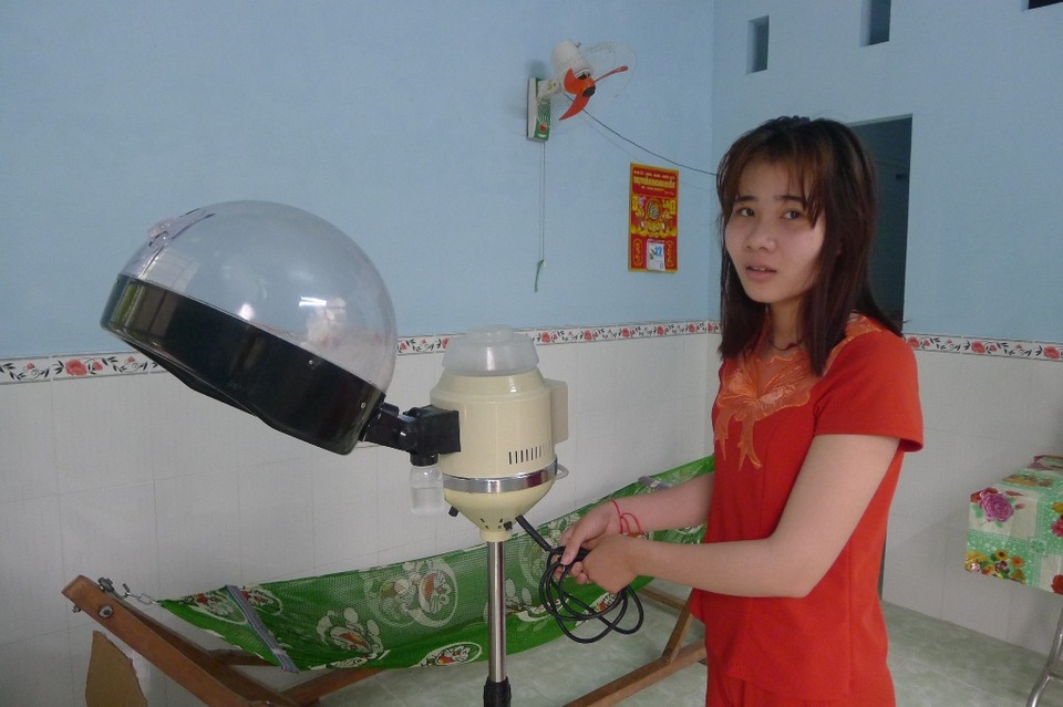 Hai chị em mồ côi vui tết trong căn nhà mới - 3 Vừa qua, Minh Thư tham gia học lớp uốn tóc và sang tết Minh Thư tiếp tục học thêm để có cái nghề lo cho cuộc sống của hai chị em
