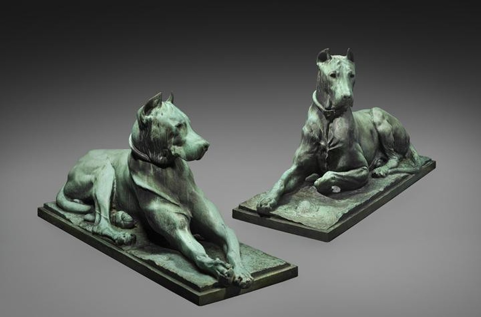 Chân dung những chú chó xuất hiện trong siêu phẩm hội họa - 5 Bộ đôi tác phẩm điêu khắc “Pair of Great Danes” (Hai chú chó giống Đan Mạch - 1907) thực hiện bởi nhà điêu khắc người Mỹ Anna Vaughn Hyatt Huntington, đang trưng bày tại Bảo tàng Mỹ thuật Boston, bang Massachusetts, Mỹ.