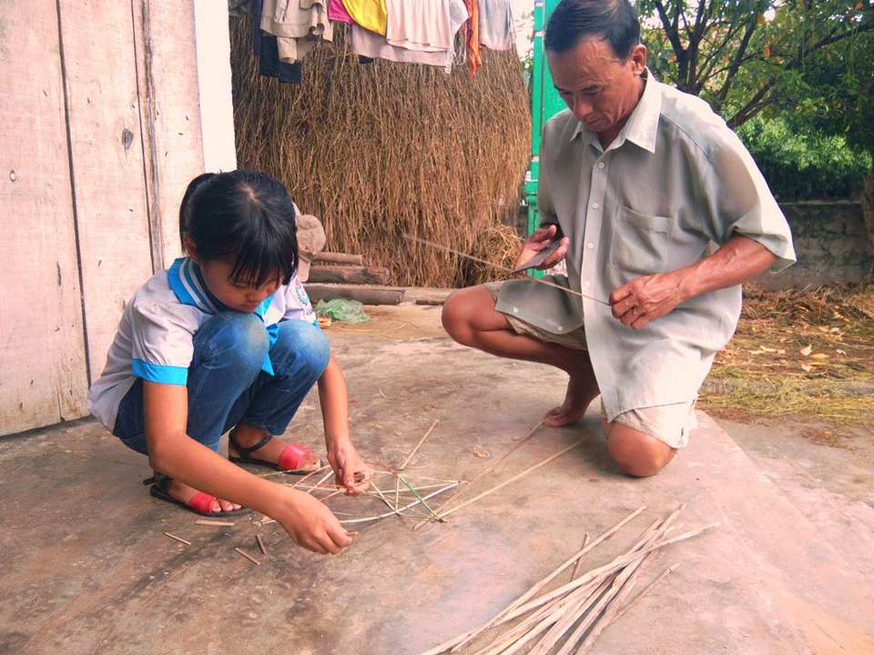 Tết của những đứa trẻ ở xã không chồng! - 3
Em Đặng Thị Hương (SN 2009, trú tại xóm 3, xã Nghi Đồng) sinh ra cũng chẳng biết bố mình là ai nên phải mang theo họ mẹ nhưng rồi mẹ em cũng bỏ em lại cho ông bà ngoại bỏ đi biệt xứ nhiều năm nay.
