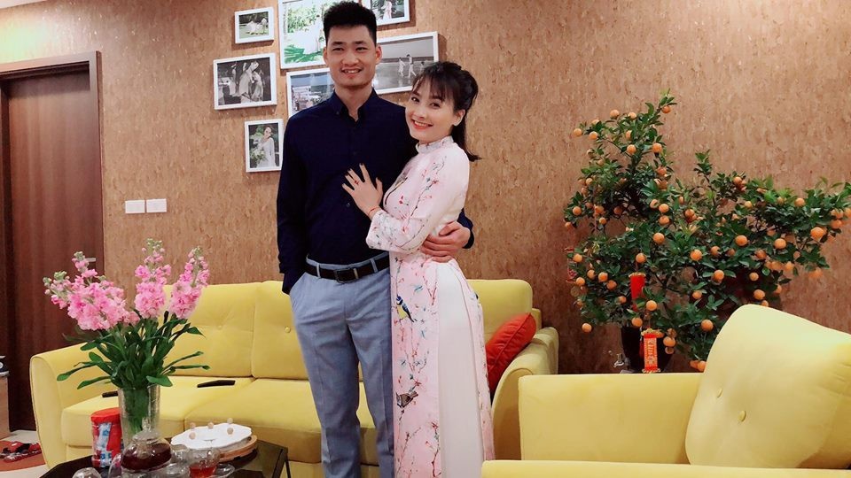 Sao Việt đón Xuân Mậu Tuất thế nào? - 8 Diễn viên Bảo Thanh cùng chồng hạnh phúc chào đón năm mới bên nhau. Nữ diễn viên “Sống chung với mẹ chồng chia sẻ: “Lúc nào cũng quây quần bên nhau. Gia đình em xin gửi lời chúc mừng năm mới tới chư vị. Chúc chư vị một năm mới vạn sự bình an. Gặp nhiều may mắn. Cầu tài lộc đắc tài lộc. Cầu bình an đắc bình an!”