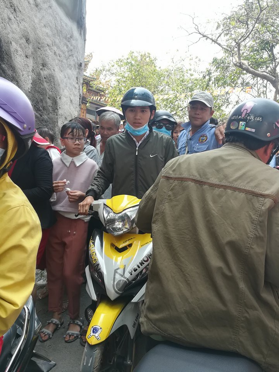 Đường lên chùa "oán tình nhân" kẹt nghẹn ngào - 3 Đường lên chùa "oán tình nhân" kẹt nghẹn ngào - 3