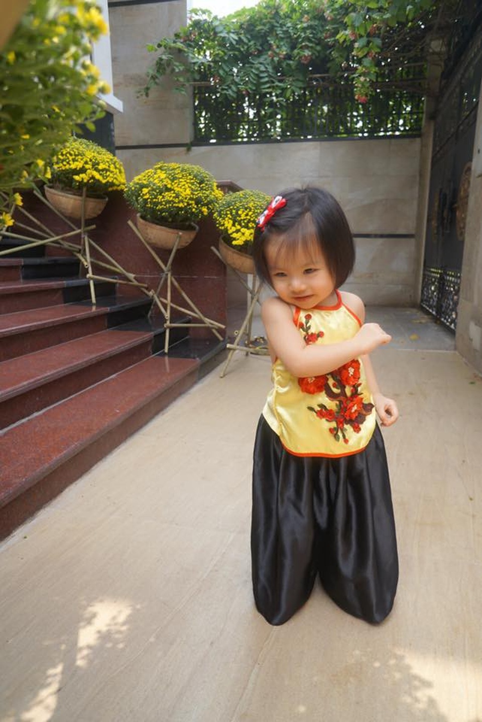 Bé Queenie, tên thường gọi bé Xíu là con gái đầu lòng của diễn viên Vân Trang. Trong ngày năm mới cô bé được mẹ sắm cho bộ cánh khá đáng yêu. Nữ diễn viên đăng tải hình ảnh con gái và lời chúc xuân đáng yêu: Em như cô gái hãy còn xuân... Xuân... gất là xuân. Con chúc ông bà, cô dì chú bác, anh chị em, năm mới luôn đong đầy yêu thương.