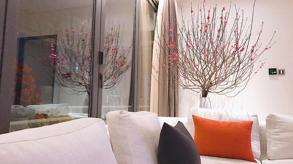 Sao Việt đón Xuân Mậu Tuất thế nào? - 12 Hoa hậu Đặng Thu Thảo chia sẻ hình ảnh đầu tiên cô đón năm mới bên gia đình chồng. Thu Thảo bày tỏ tâm trạng: “Đêm 30 thật khác với mọi năm, đêm 30 ấm áp và bình yên, nhẹ nhàng chuẩn bị bước qua một năm mới với nhiều điều mới mẻ sắp đến. Điều ước đầu năm chỉ mong luôn an lành và hạnh phúc như lúc này. Thảo cũng xin chúc cho mọi người thân yêu quý của Thảo cũng sẽ có một năm mới tràn ngập hạnh phúc và niềm vui”.