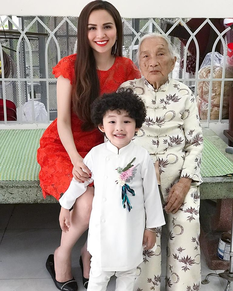 Trong ngày năm mới, Noah được đi chúc Tết ông bà và đi chùa cùng với bố mẹ. Cậu bé cười trông vô cùng đáng yêu bởi sự hồn nhiên và thân thiện.