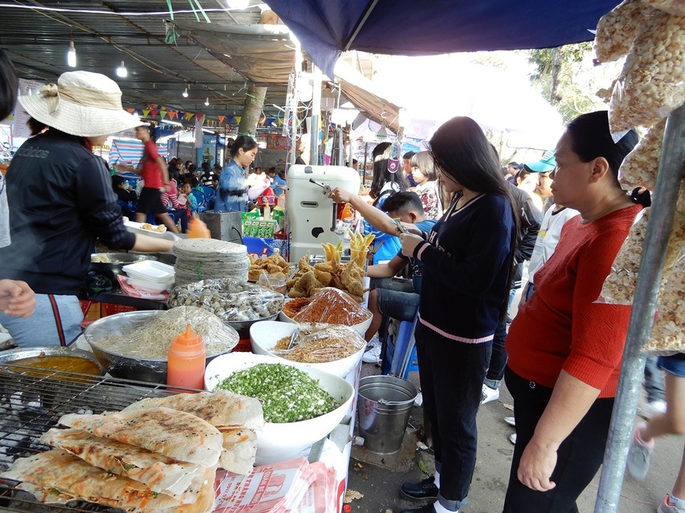 Dân đổ xô đi chơi Tết: Đồ ăn vặt được dịp “hốt bạc” - 1 Các quầy ăn vặt tại Công viên 29/3 luôn tấp nập người mua