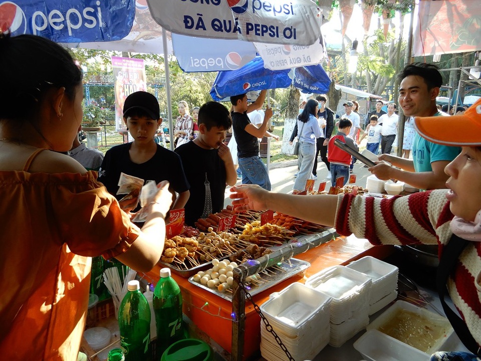 Dân đổ xô đi chơi Tết: Đồ ăn vặt được dịp “hốt bạc” - 4 Khách hàng của những món ăn vặt phần lớn là trẻ em