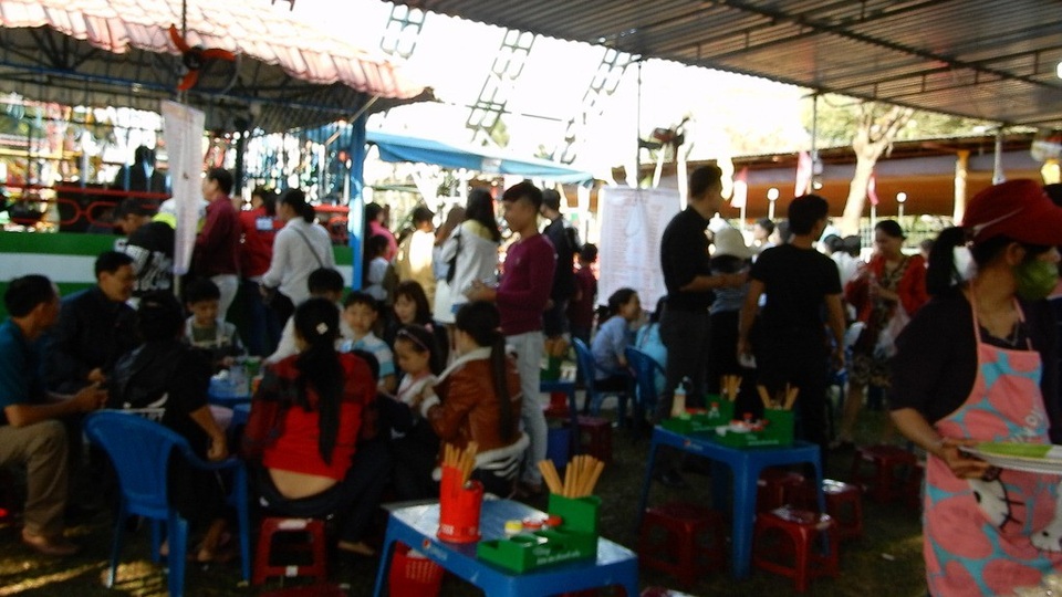Dân đổ xô đi chơi Tết: Đồ ăn vặt được dịp “hốt bạc” - 9 Đây là dịp để những người kinh doanh đồ ăn vặt hốt bạc