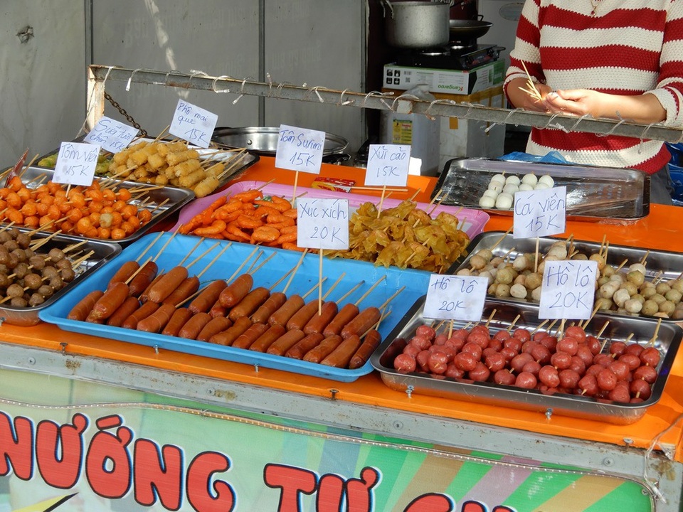 Dân đổ xô đi chơi Tết: Đồ ăn vặt được dịp “hốt bạc” - 8 Dân đổ xô đi chơi Tết: Đồ ăn vặt được dịp “hốt bạc” - 8