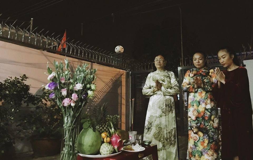 Sao Việt đón Xuân Mậu Tuất thế nào? - 5 Ca sĩ Đoan Trang đón năm mới cùng ba mẹ tại quê nhà Long Khánh. Chia sẻ khoảnh khắc cùng ba mẹ rước ông bà, cô viết: “Giao Thừa là khoảnh khắc tuyệt vời nhất... Bên ba mẹ, bên anh chị em, bên con, bên chồng. Năm nay mẹ cúng: cầu dừa đủ xài...sang!!!”