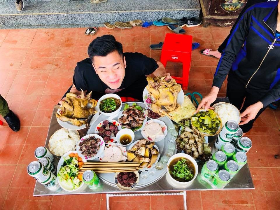Ngôi sao U23 Việt Nam chúc Tết đầu năm - 5
Bùi Tiến Dụng bên mâm cỗ ngày Tết
