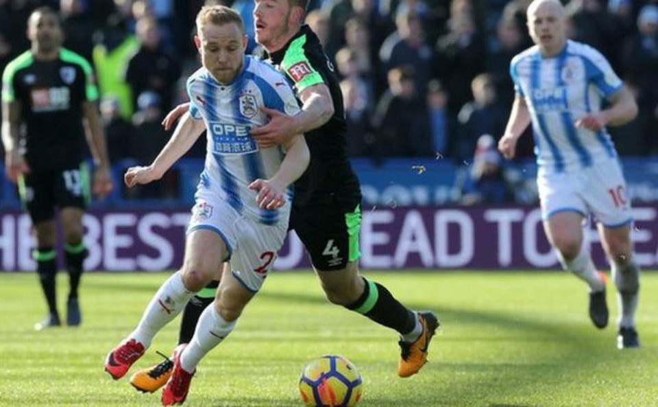 MU phải run sợ khi làm khách ở John Smith - 1
Alex Pritchard (trái) thi đấu ấn tượng trong trận ra mắt Huddersfield