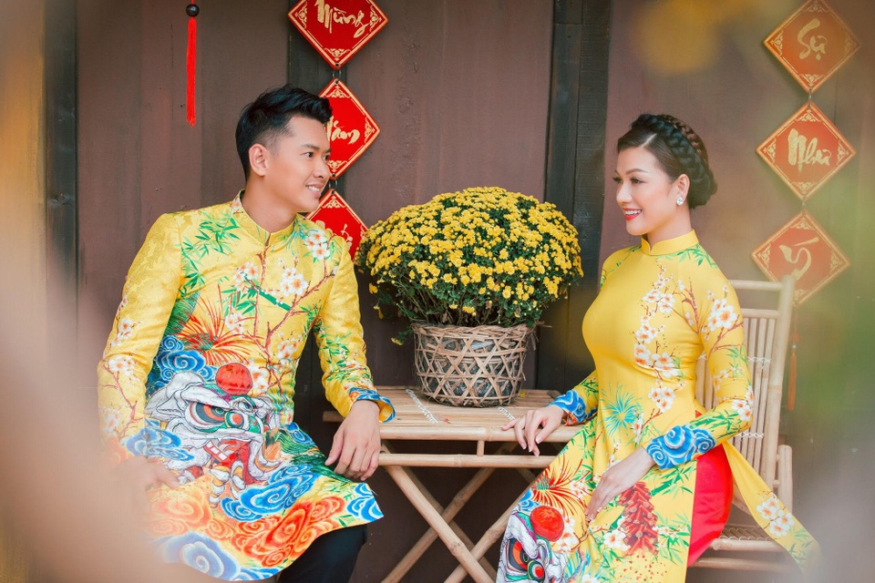 Đức Vĩnh rạng rỡ đón xuân - 1
Siêu mẫu Hồ Đức Vĩnh và Hoa hậu Thế Giới Người Việt 2017 Thái Nhiên Phương rạng rỡ trong chùm ảnh mới