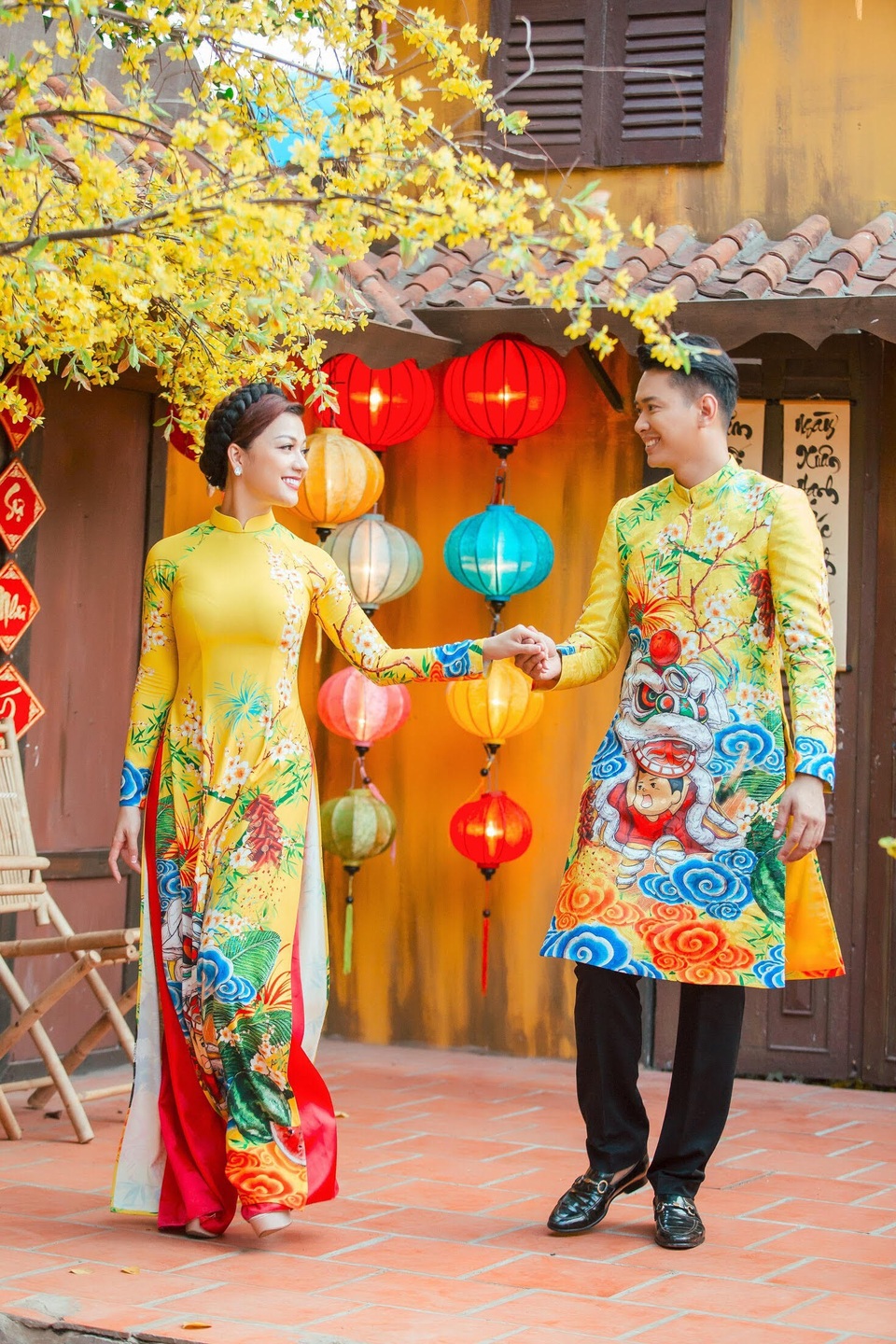 Đức Vĩnh rạng rỡ đón xuân - 5
Ngày 30 Tết thì Vĩnh cùng mẹ và bà ngoại dọn mâm cúng ra để rước ông bà về gia đình