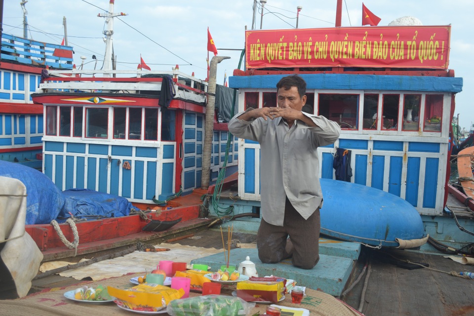 Ngư dân Lý Sơn mở cửa biển đầu năm - 2 Ngư dân Lý Sơn kính cẩn làm lễ mở cửa biển đầu năm