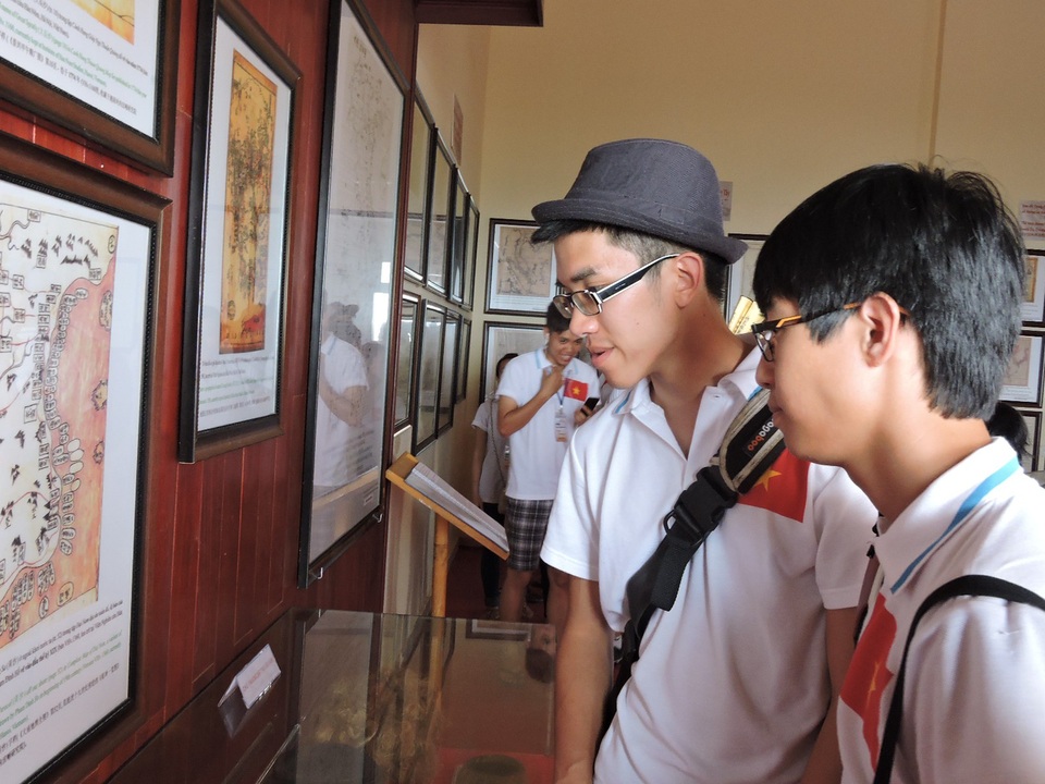 Nhiều bạn trẻ thích thú khi được tìm hiểu về đội hùng binh Hoàng Sa