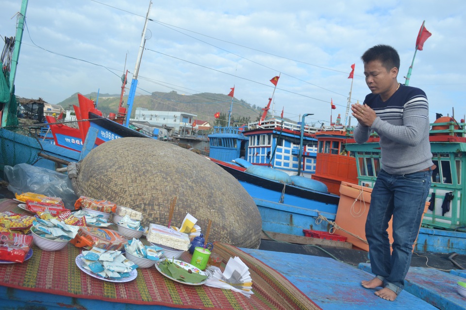 Ngư dân Lý Sơn mở cửa biển đầu năm - 3 Ngư dân Lý Sơn cầu mong một mùa biển mới sóng yên, biển lặng cho tôm cá đầy khoang