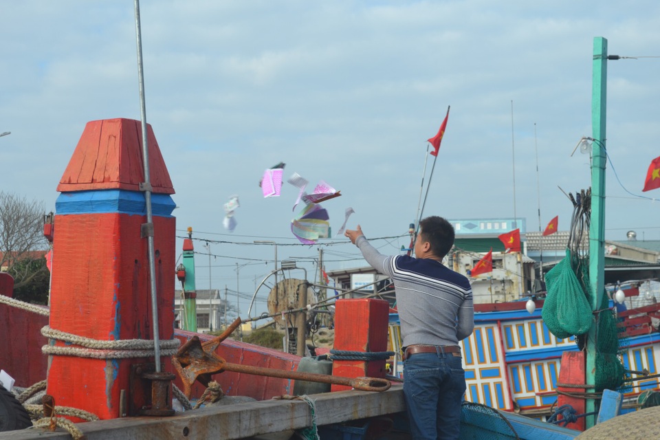 Ngư dân Lý Sơn mở cửa biển đầu năm - 4 Ngư dân Lý Sơn mở cửa biển đầu năm - 4
