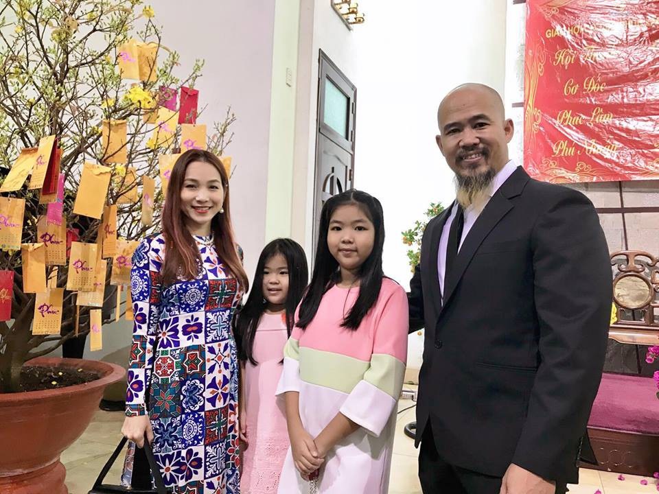 Sao Việt đón Xuân Mậu Tuất thế nào? - 20 Ca sĩ Hoàng Lê Vi và chồng – nhạc sĩ Trương Lê Sơn cùng cả gia đình hạnh phúc bên nhau trong ngày đầu năm mới. Cô gửi lời chúc năm mới đến mọi người: “Gia đình Trương Lê Sơn-Hoàng Lê Vi mến chúc toàn thể anh chị em bạn bè lời chúc năm mới An khang và may mắn ạ!”