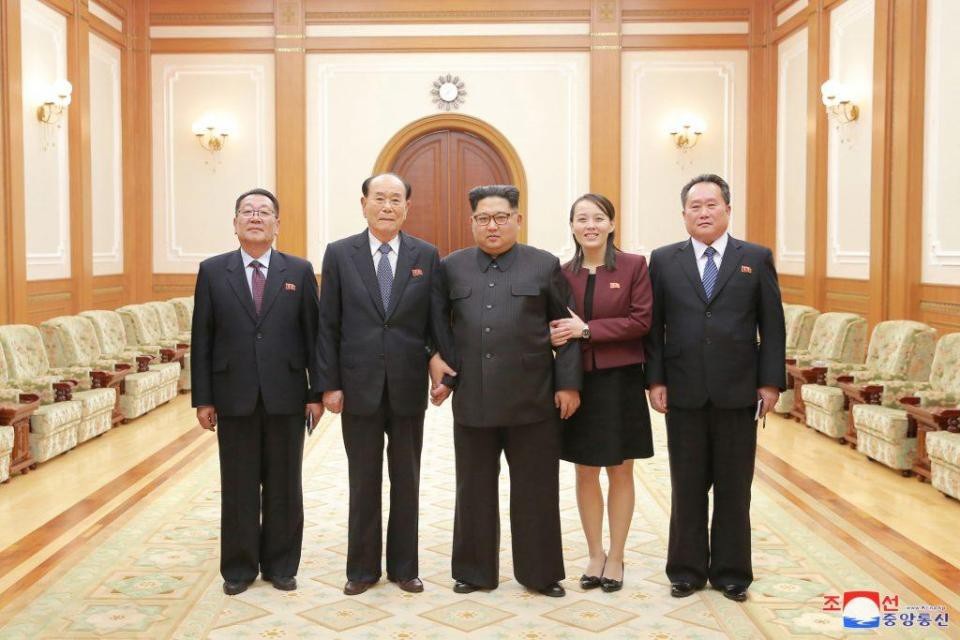 Bức ảnh hiếm hoi ngầm chứa nhiều thông điệp của Triều Tiên - 1
Nhà lãnh đạo Triều Tiên Kim Jong-un chụp ảnh cùng các quan chức cấp cao sau khi nghe báo cáo về kết quả chuyến thăm Hàn Quốc. (Ảnh: KCNA)