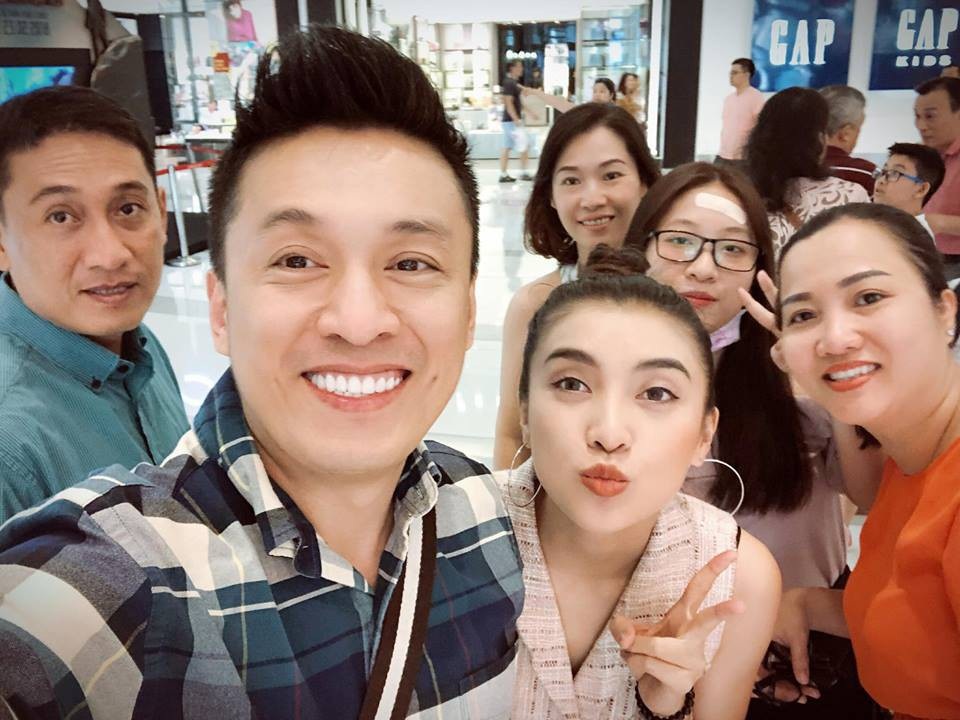 Sao Việt đón Xuân Mậu Tuất thế nào? - 25 Cháu gái Tiêu Châu Như Quỳnh cùng với đại gia đình nam ca sĩ tưng bừng trong không khí đón năm mới