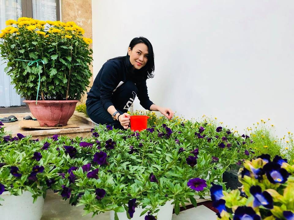 Sao Việt đón Xuân Mậu Tuất thế nào? - 1 Ca sĩ Mỹ Tâm dành thời gian chăm sóc cho gia đình tại quê nhà Đà Nẵng nhưng cô cũng không quên lưu lại hình ảnh đáng nhớ của mình.