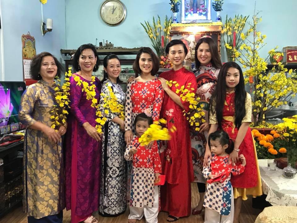 Sao Việt đón Xuân Mậu Tuất thế nào? - 27 Diễn viên Ngô Thanh Vân hạnh phúc quây quần cùng gia đình trong ngày đầu năm mới với tà áo dài truyền thống