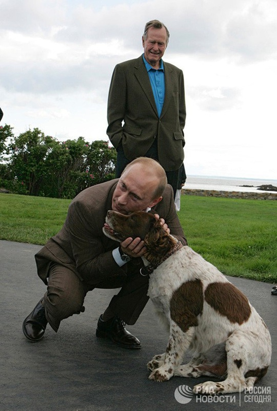 Chó cưng của Tổng thống Putin - 7
Tổng thống Putin làm quen với chó cưng của cựu Tổng thống George Bush hồi tháng 7-2007. Ảnh: RIA NOVOSTI