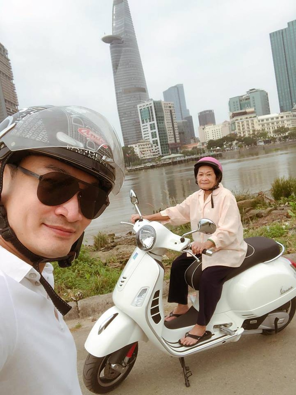 Sao Việt đón Xuân Mậu Tuất thế nào? - 22 Diễn viên Trương Minh Quốc Thái cũng bất ngờ chia sẻ hình ảnh cùng với mẹ trong ngày Mùng 1, anh viết: “Sáng sớm mùng 1, như thông lệ, làm chuyến phượt mini Sài Gòn đầu năm. Trời mát thiệt là mát, đường vắng thiệt là vắng. Sài Gòn đáng yêu thiệt là yêu. Xế của tui nè. Còn tui thì ngồi đàng sau, “ôm chị ấy” suốt cả cuộc đời”.