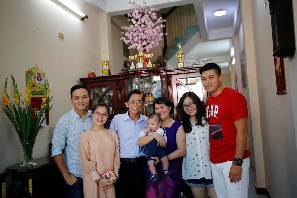 Sao Việt đón Xuân Mậu Tuất thế nào? - 18 Ca sĩ Thanh Ngọc luôn gắn bó với gia đình của mình nên trong ngày đầu năm mới cô đã tụ họp bên gia đình để chào đón năm mới. “Hai vợ chồng cúng giao thừa xong rồi chạy về nhà ba mẹ chúc Tết. Sau đó đi chùa lễ Phật. Gần sáng mới về tới nhà, mai mấy giờ mới dậy nổi đây không biết.”