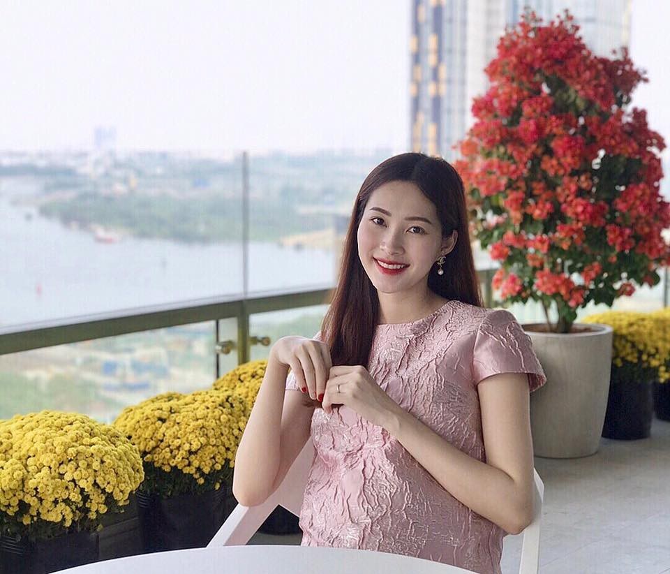 Sao Việt đón Xuân Mậu Tuất thế nào? - 13 Đặng Thu Thảo cũng khoe hình ảnh mới nhất với bụng bầu lúp xúp của mình, sau kết hôn Hoa hậu Việt Nam 2014 chia sẻ niềm vui chuẩn bị làm mẹ.