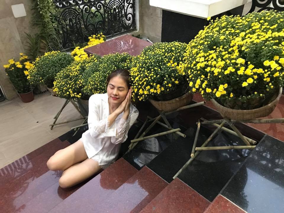 Sao Việt đón Xuân Mậu Tuất thế nào? - 15 Vân Trang hạnh phúc với thành quả mà đại gia đình đã chuẩn bị cho ngày đầu năm mới. Diễn viên Vân Trang chia sẻ: “Bây giờ up hình sẽ đỡ kẹt mạng nè. Mà chắc mọi ng ngủ hết rồi. Chúc mừng năm mới cả nhà”.