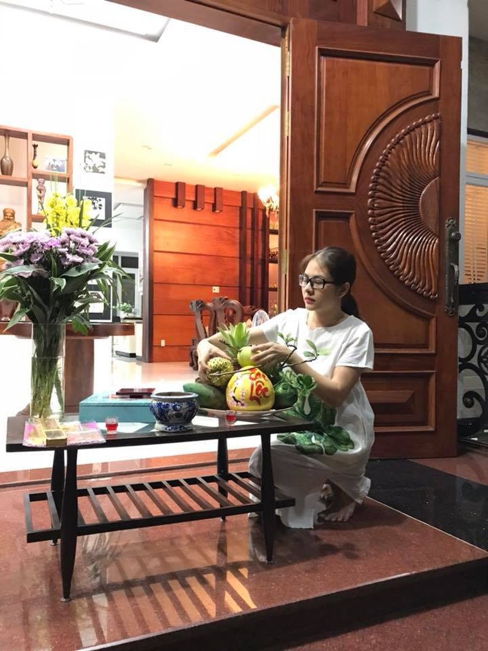 Sao Việt đón Xuân Mậu Tuất thế nào? - 16 Nửa đêm Vân Trang vẫn còn tất bật chuẩn bị cho mâm ngũ quả chưng trong ngày Tết