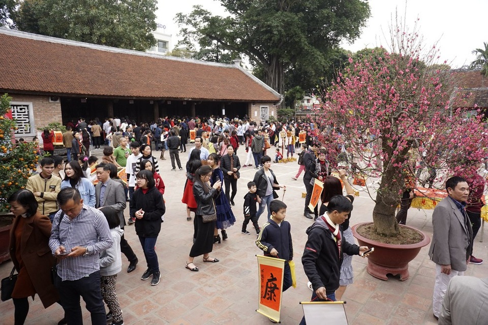 Hàng nghìn người tới Văn Miếu xin chữ đầu năm - 1
Ngày mùng 2 Tết, khu di tích Văn Miếu - Quốc Tử Giám đông nghịt người từ sáng sớm. Trong thời tiết thuận lợi, người dân Hà Nội tranh thủ đến trường đại học đầu tiên của Việt Nam để du xuân, cầu mong những điều tốt đẹp cho một năm mới.