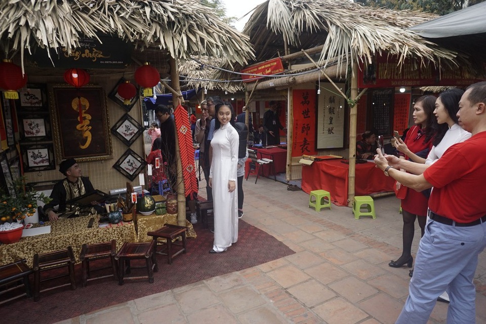 Hàng nghìn người tới Văn Miếu xin chữ đầu năm - 11
Trong không gian đậm nét cổ truyền, nhiều người không quên chụp ảnh lưu niệm.