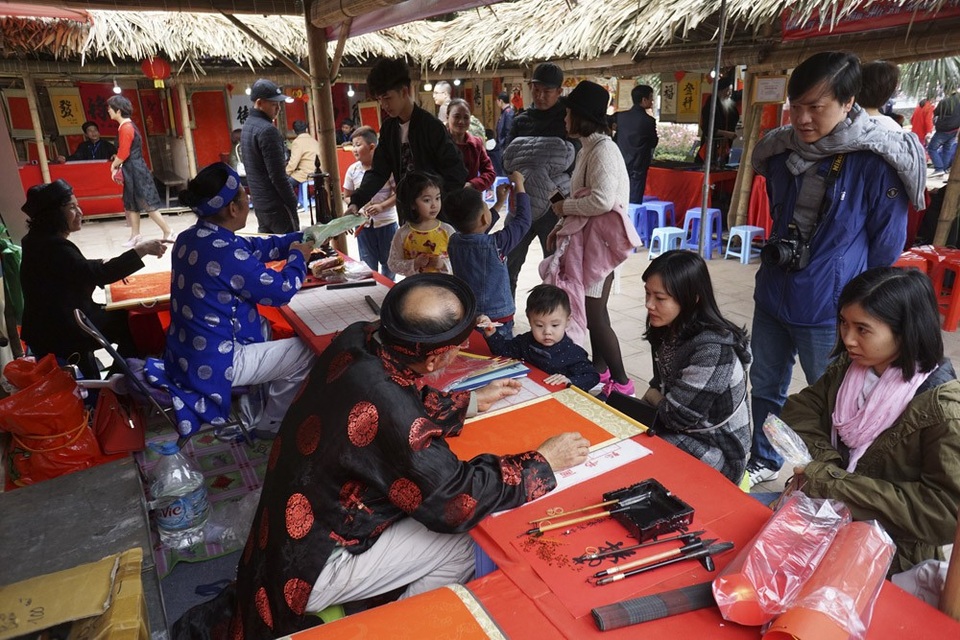 Hàng nghìn người tới Văn Miếu xin chữ đầu năm - 7
Ở Hồ Văn bên ngoài Văn Miếu, các ông đồ cũng làm việc luôn tay.