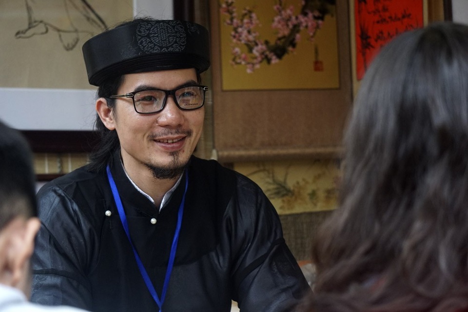 Hàng nghìn người tới Văn Miếu xin chữ đầu năm - 9
Chân dung một ông đồ trong Hội chữ xuân ở Hồ Văn.