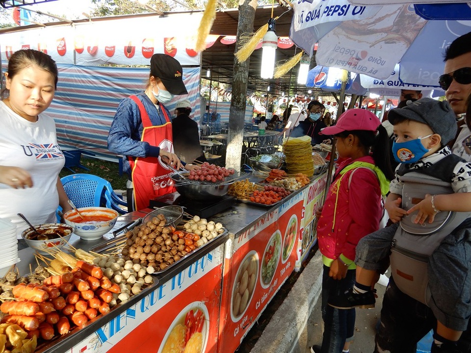 Dân đổ xô đi chơi Tết: Đồ ăn vặt được dịp “hốt bạc” - 2 Xúc xích là món ăn được nhiều người lựa chọn