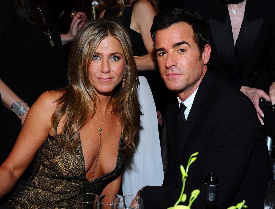Tại sao Jennifer Aniston không nên quay lại với Brad Pitt? - 1 Jennnifer Aniston và người chồng thứ hai - nam diễn viên Justin Theroux đã cùng đưa ra tuyên bố rằng họ đang thực hiện các thủ tục ly hôn với thiện chí đến từ cả hai phía.