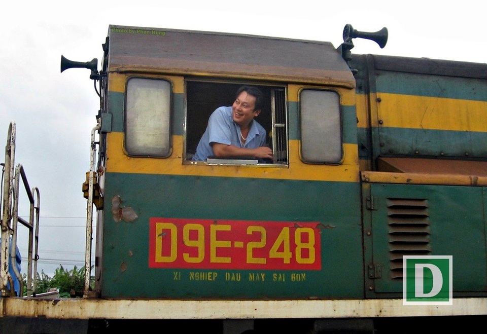 Cơ trưởng hỏa xa Nguyễn Xuân Diệu trên đầu tàu hỏa Bắc - Nam trong một chuyến công tác